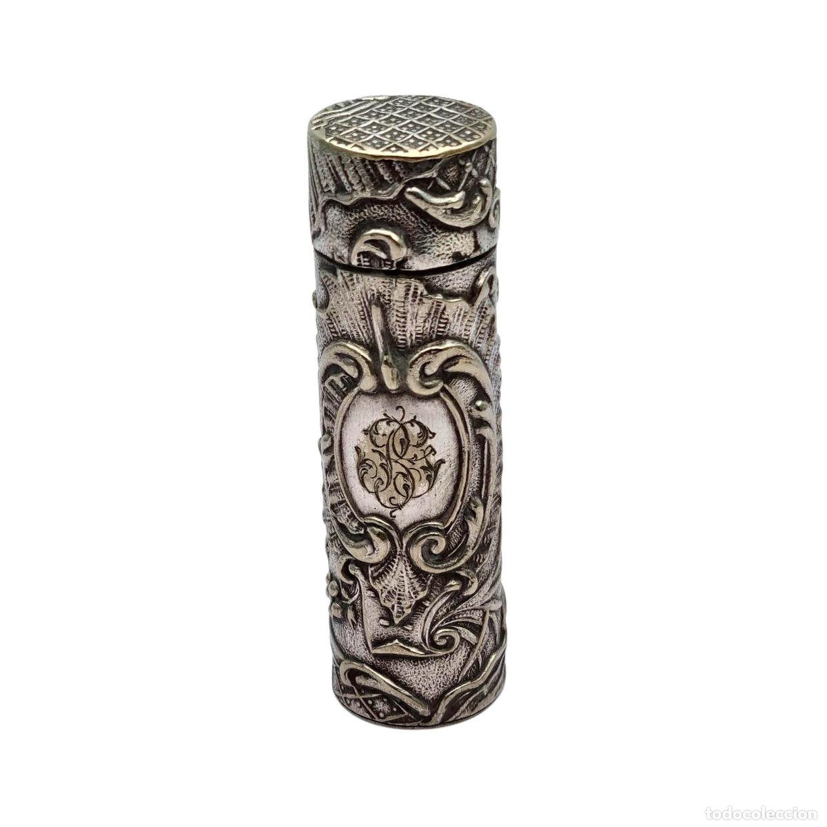 Antig&uuml;edades: Frasco floral de ung&uuml;ento Art Nouveau en plata para chatelaine y monograma, circa 1900.