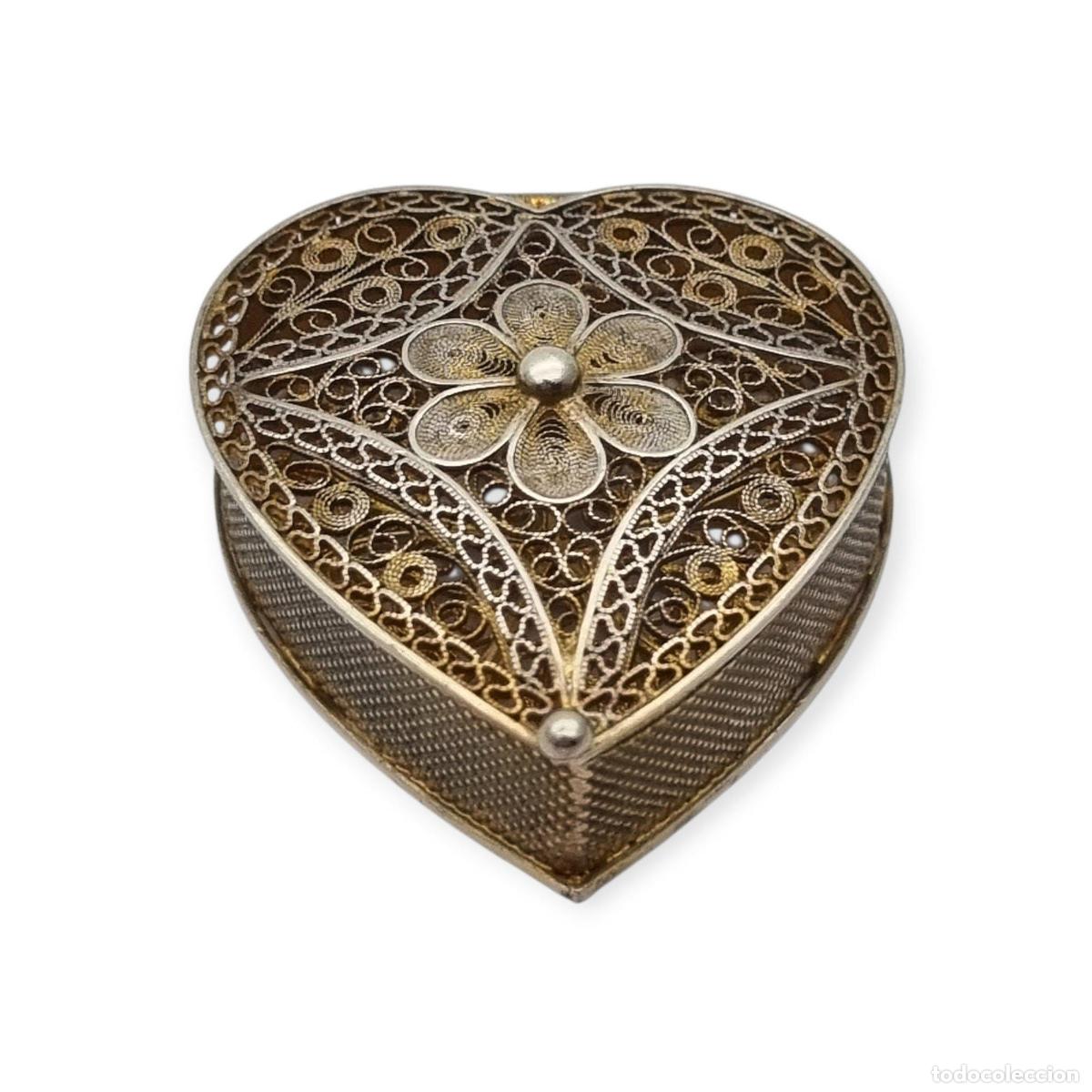 Antig&uuml;edades: Caja de plata 800 italiana con filigrana y forma de coraz&oacute;n, a&ntilde;os 60-70.