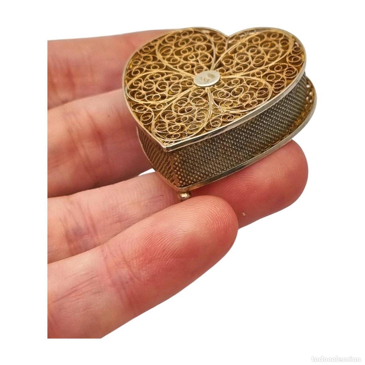 Antig&uuml;edades: Caja de plata 800 italiana con filigrana y forma de coraz&oacute;n, a&ntilde;os 60-70.
