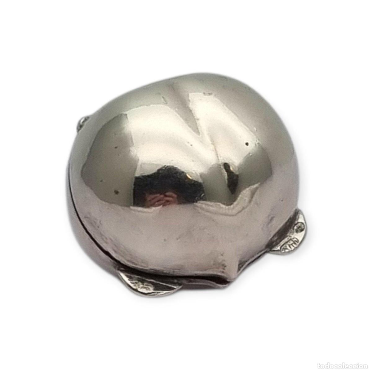 Antig&uuml;edades: Caja miniatura de plata forma avellana en relieve naturalista, circa 1980