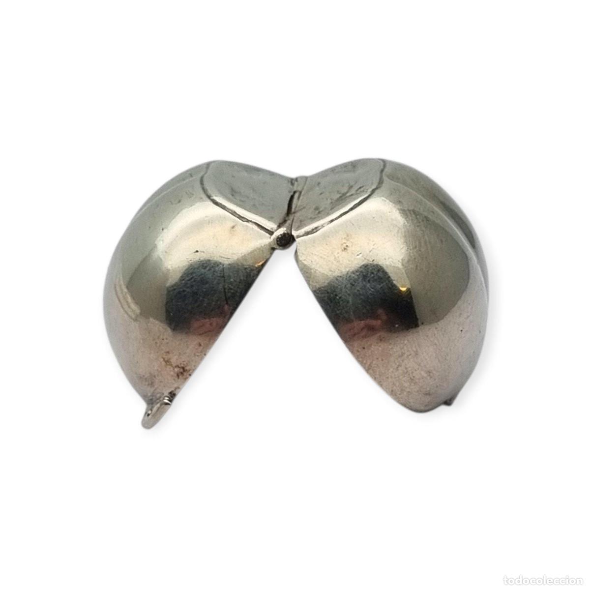 Antig&uuml;edades: Caja miniatura de plata forma avellana en relieve naturalista, circa 1980