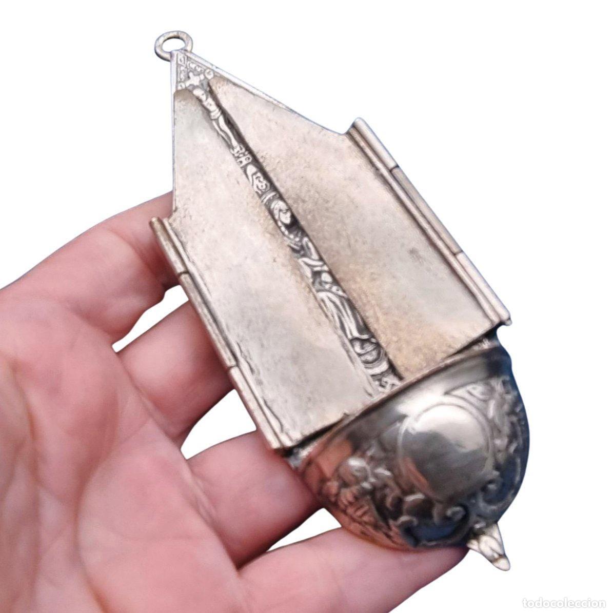 Antig&uuml;edades: Benditera antigua de plata 800, tr&iacute;ptico religioso, Europa, circa 1950.