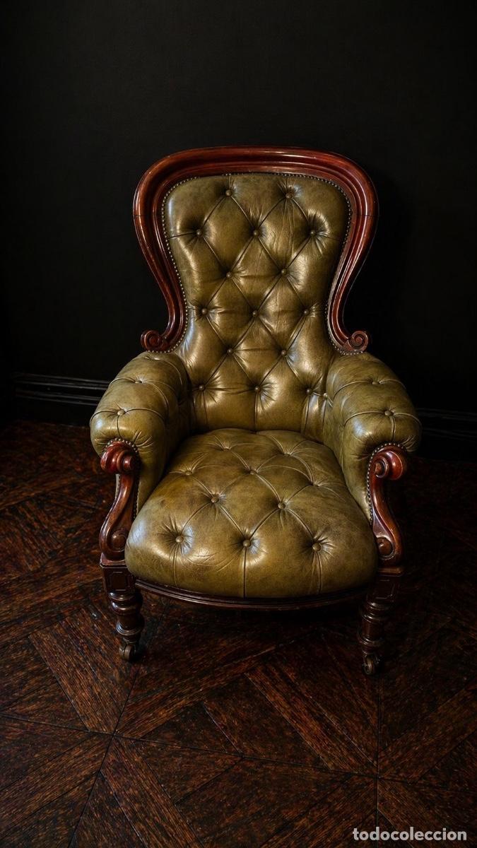 Antig&uuml;edades: Sill&oacute;n orejero tipo Chesterfield en piel envejecida con capiton&eacute; profundo y estructura de madera