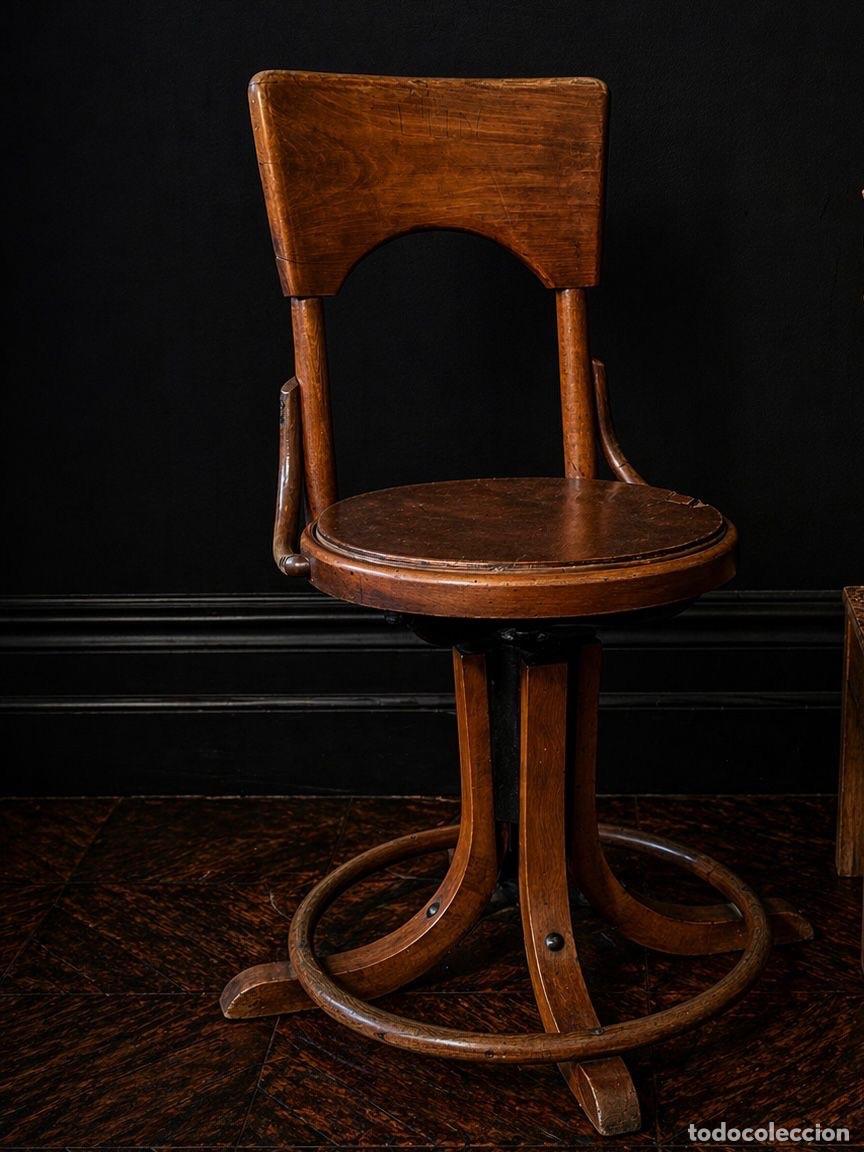 Antig&uuml;edades: Silla giratoria de despacho en madera curvada &middot; Valencia, circa 1920&ndash;1940