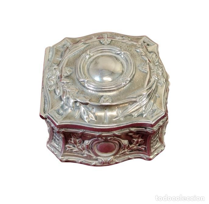 Antig&uuml;edades: ANTIGUA CAJITA O JOYERO CON ELEMENTOS VEGETALES. PLATA CINCELADA. EUROPA. SIGLO XIX.