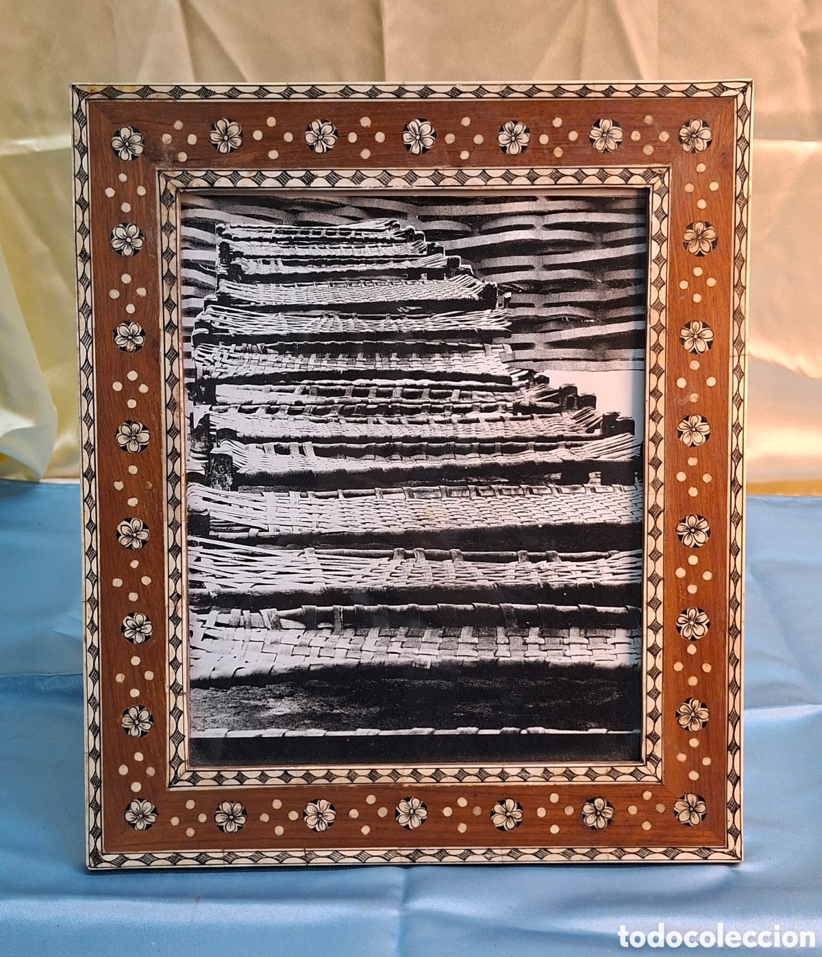 Antig&uuml;edades: Marco de taracea con incrustaciones de hueso