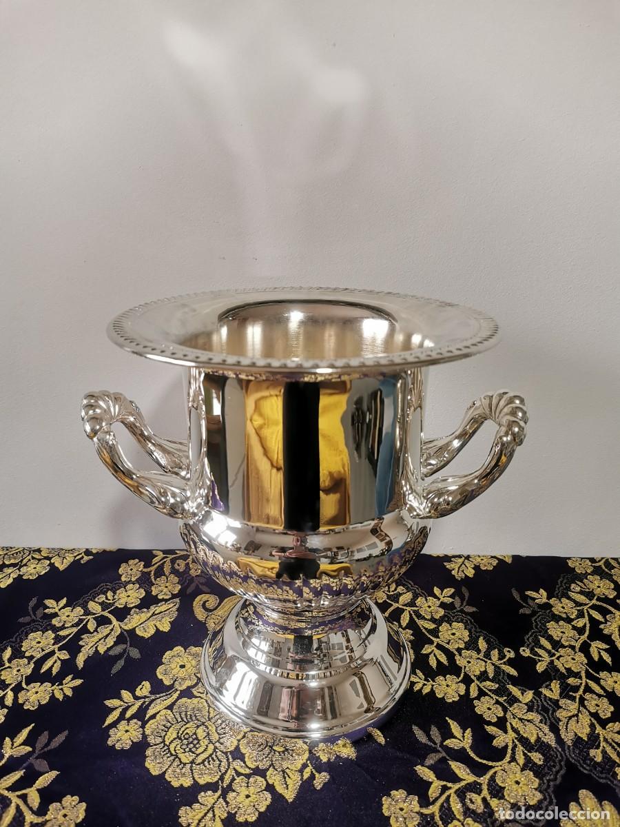 Antig&uuml;edades: Champanera metal plateado 26cm