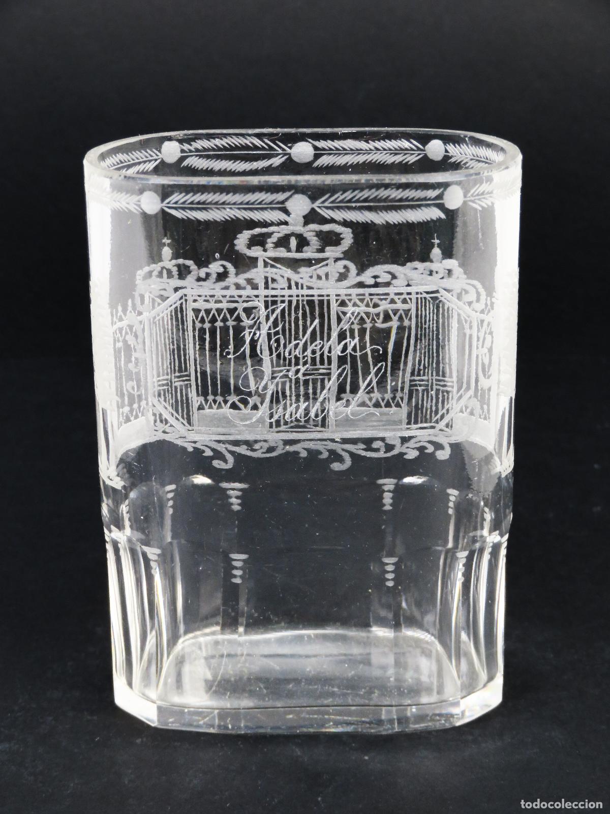 Antig&uuml;edades: Vaso faltriquera recuerdo cristal de La Granja grabado al &aacute;cido Adela a Isabel siglo XIX