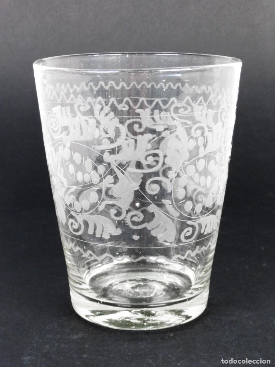 Antig&uuml;edades: Vaso en cristal de La Granja grabado al &aacute;cido con decoraci&oacute;n vegetal principios del siglo XIX