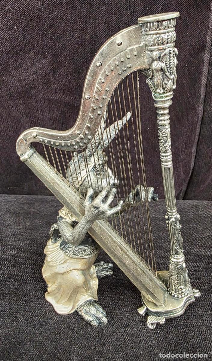 Antig&uuml;edades: Figura decorativa vintage de burro m&uacute;sico con arpa en metal plateado &ndash; Escultura original 15x10 cm