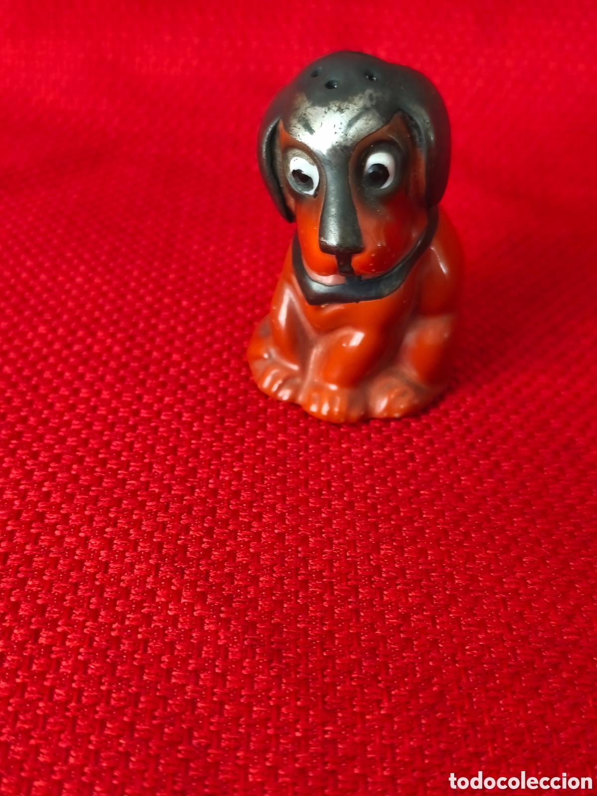 Antig&uuml;edades: Perro salero de cer&aacute;mica con ba&ntilde;o de plata