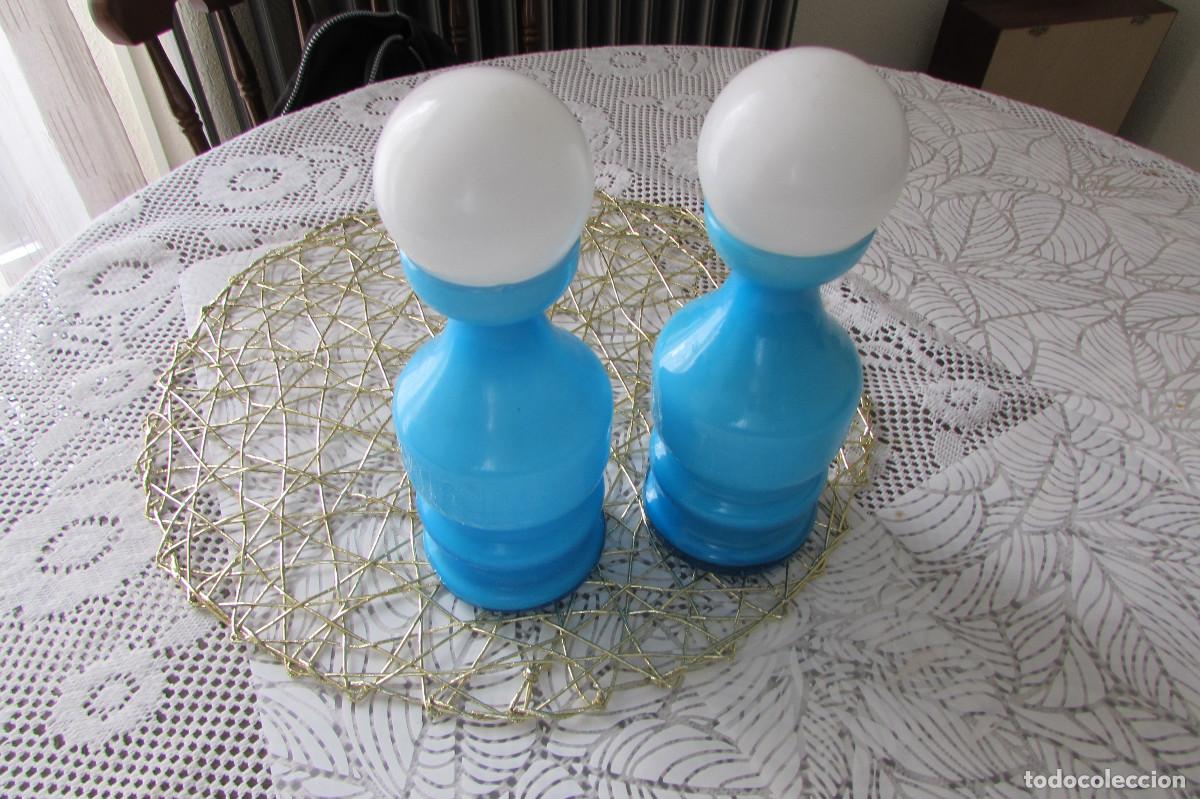 Antig&uuml;edades: Pareja Jarrones perfumeros frascos de opalina azul turquesa con tapon blanco