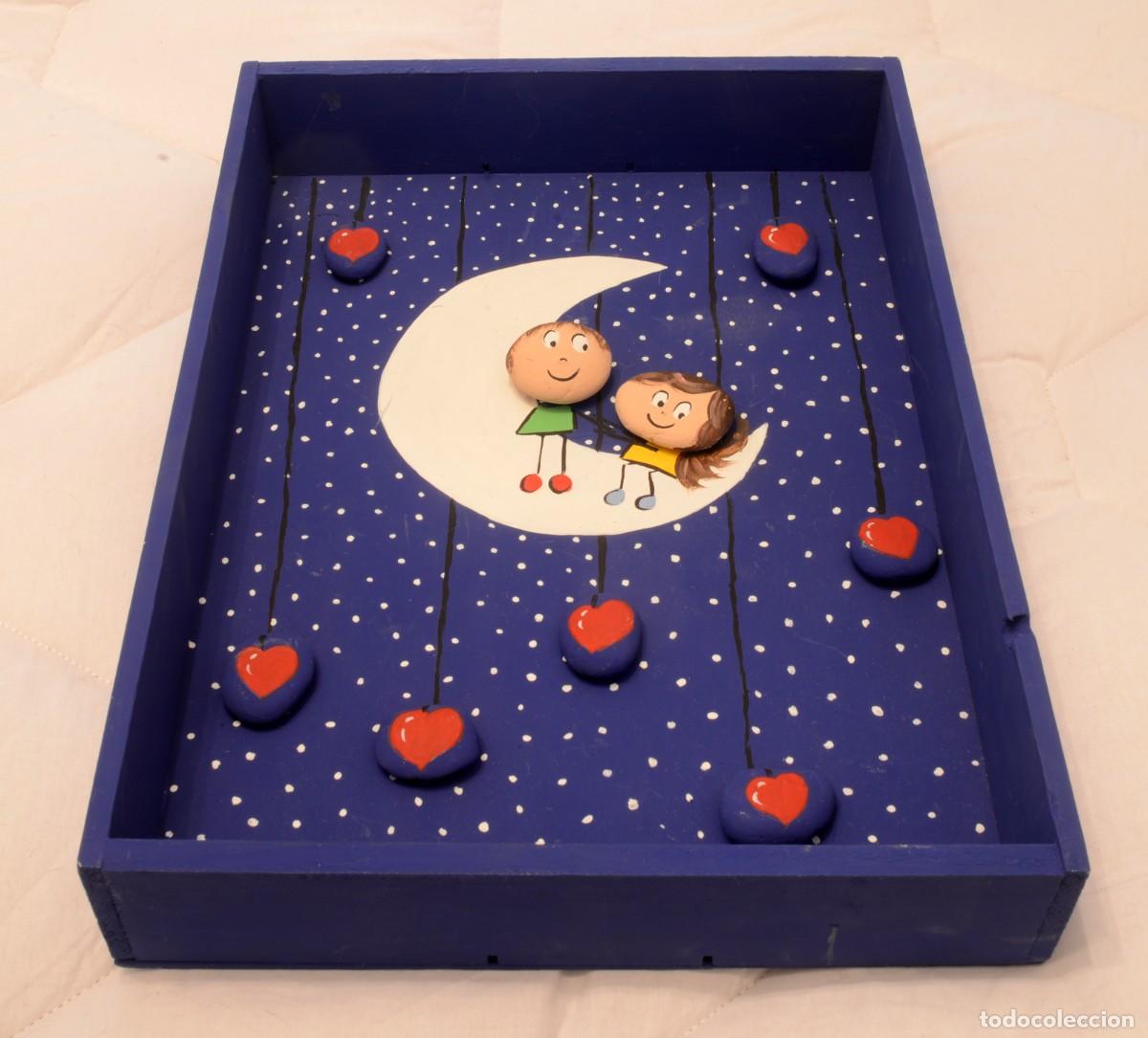 Antig&uuml;edades: Bandeja decorativa artesanal de madera azul con arte de piedras pintadas