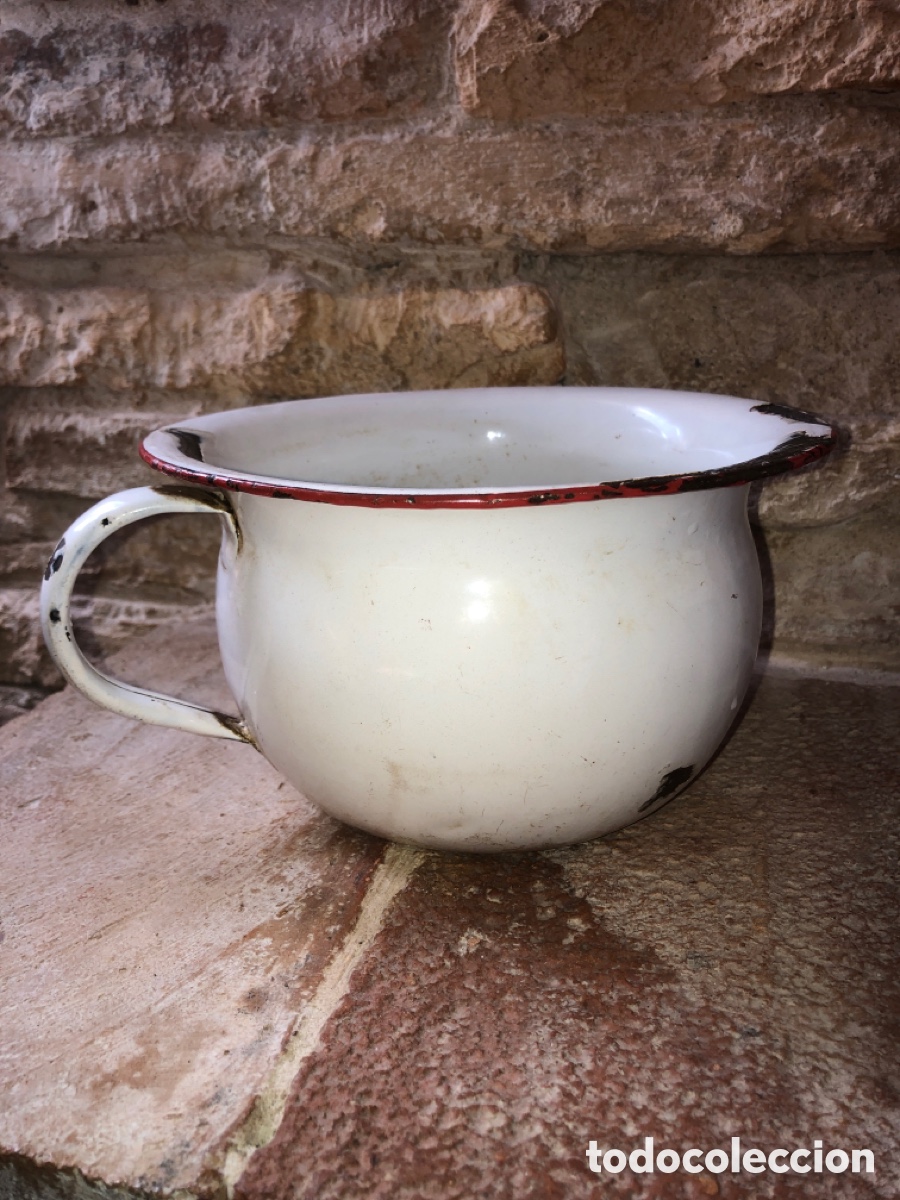 Antig&uuml;edades: Orinal antiguo met&aacute;lico