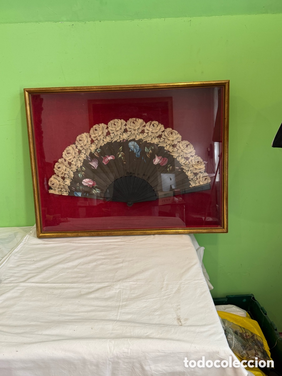 Antig&uuml;edades: Antiguo abanico enmarcado con encaje y flores pintadas principios del siglo XX en su abaniquera
