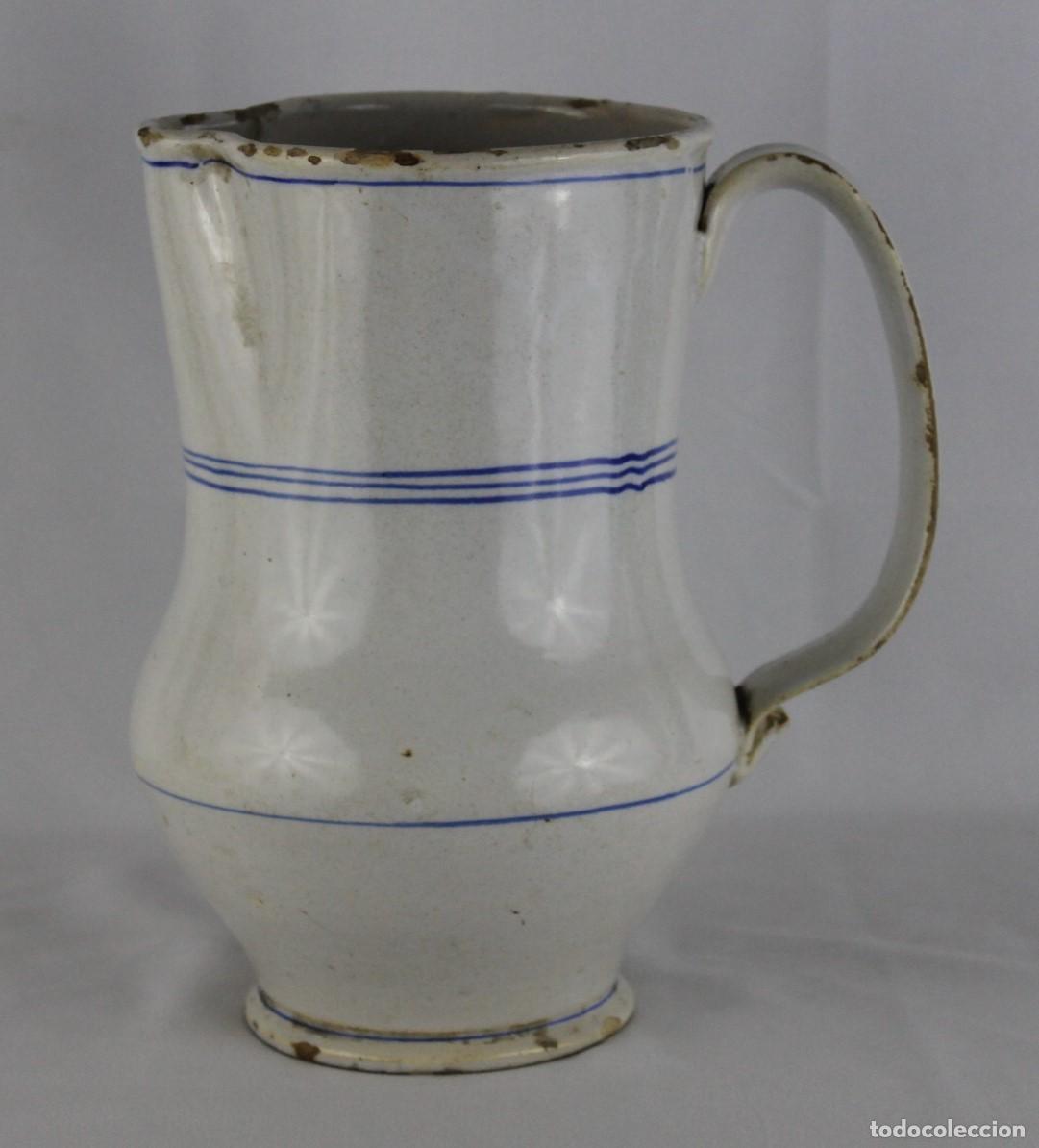 Antig&uuml;edades: Jarra de Manises en loza esmaltada con l&iacute;neas azules. Siglo XIX