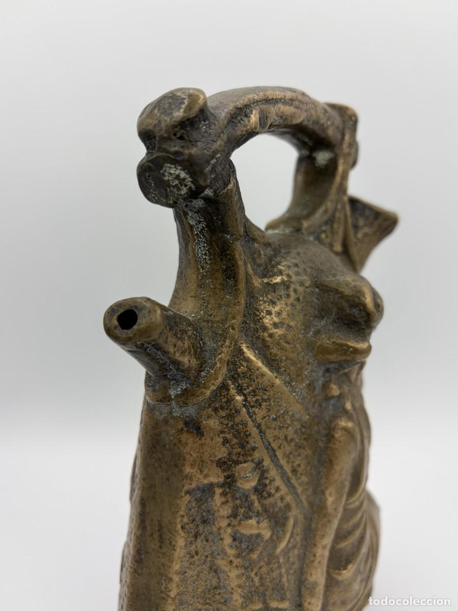 Antig&uuml;edades: Botijo de bronce de estilo Modernista - Foto 6