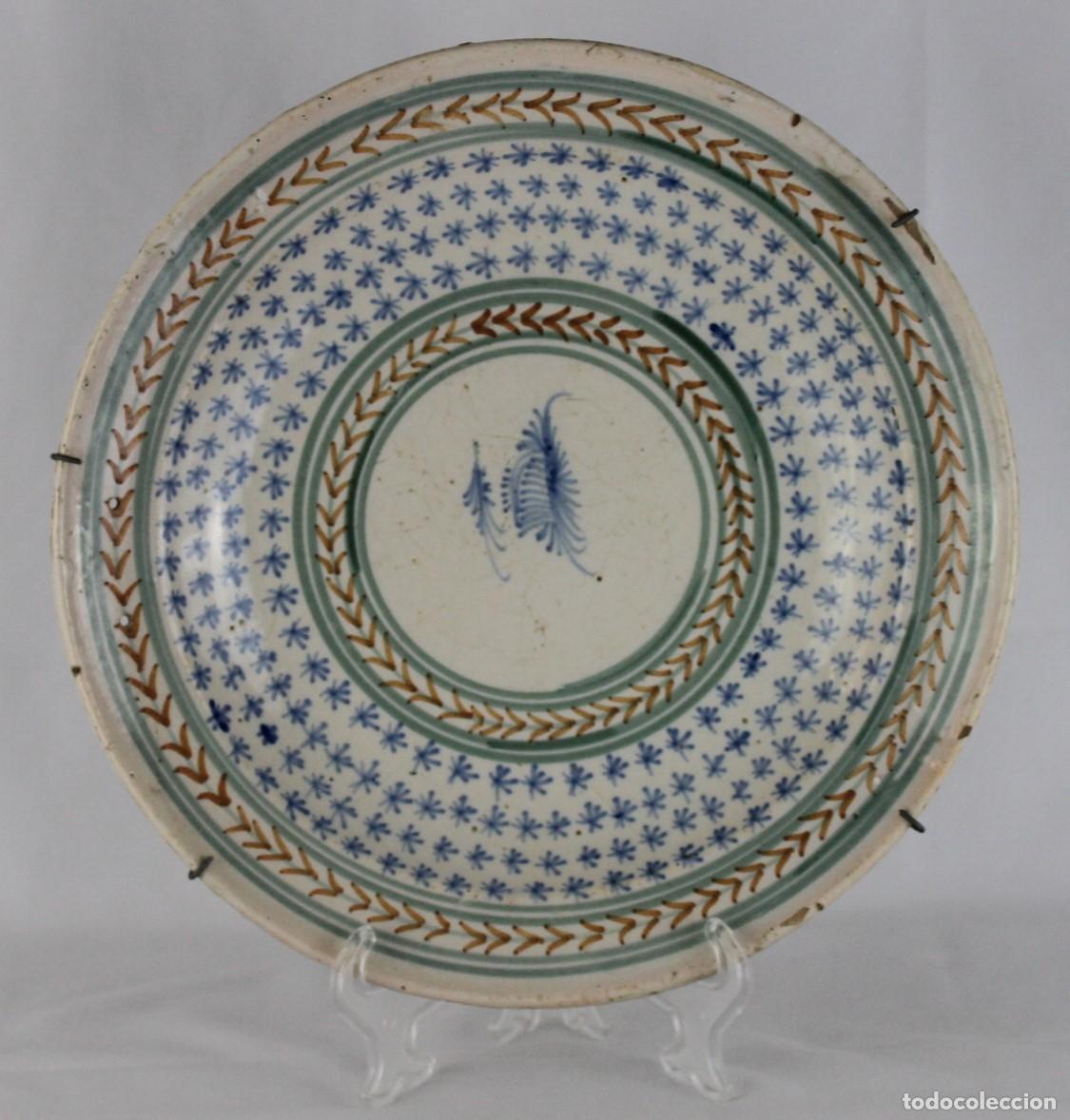 Antig&uuml;edades: Plato de Manises en loza esmaltada con decoraci&oacute;n policroma. Siglo XIX