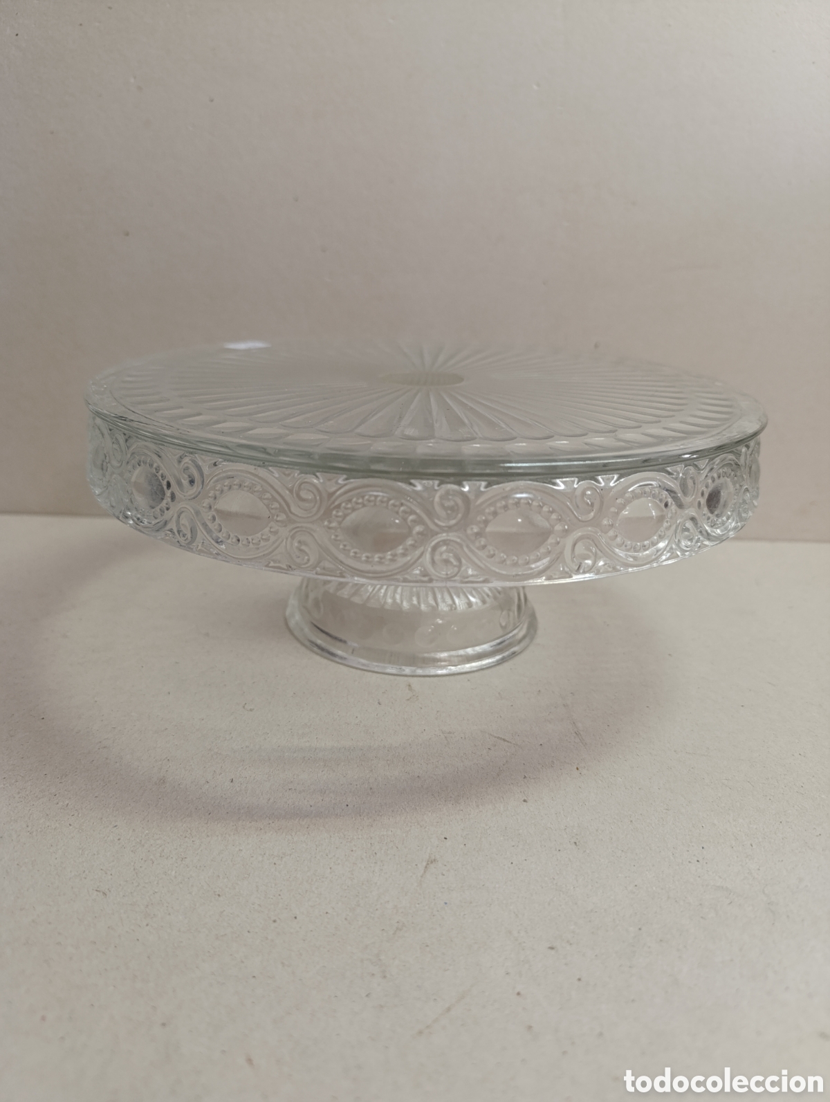 Antig&uuml;edades: Soporte o base de tarta, centro de mesa. En cristal con decoraci&oacute;n vegetal.