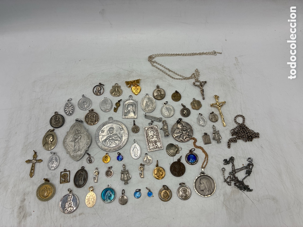Antig&uuml;edades: Lote de art&iacute;culos religiosos. M&aacute;s de 50 art&iacute;culos medallas,crucifijos,broches y cadenas.