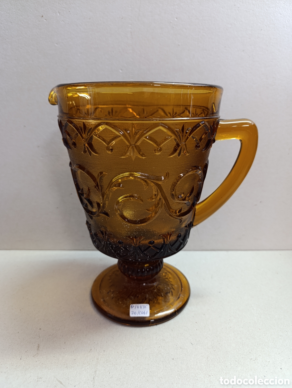 Antig&uuml;edades: JARRA DE CRISTAL COLOR AMBAR. DECORACION VEGETAL.