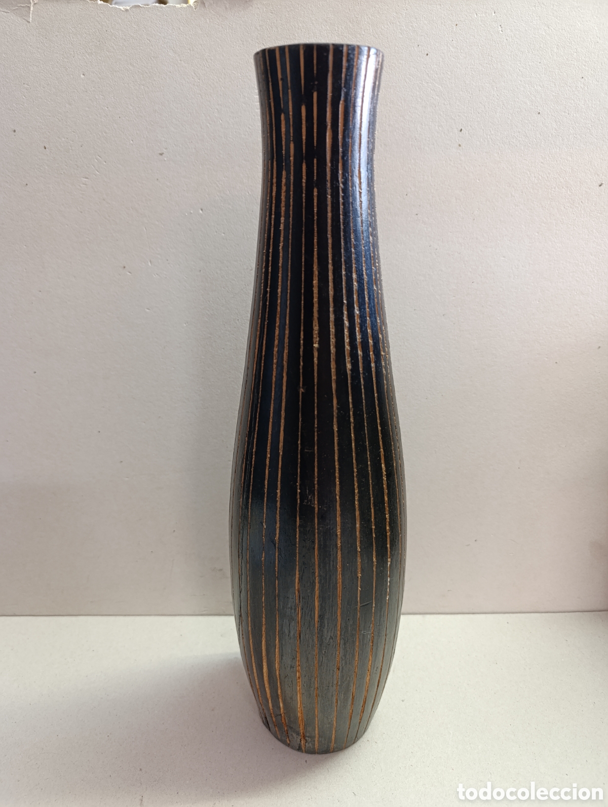 Antig&uuml;edades: JARRON DE MADERA CON DECORACION TALLADA GEOMETRICAS, EN LINEAS