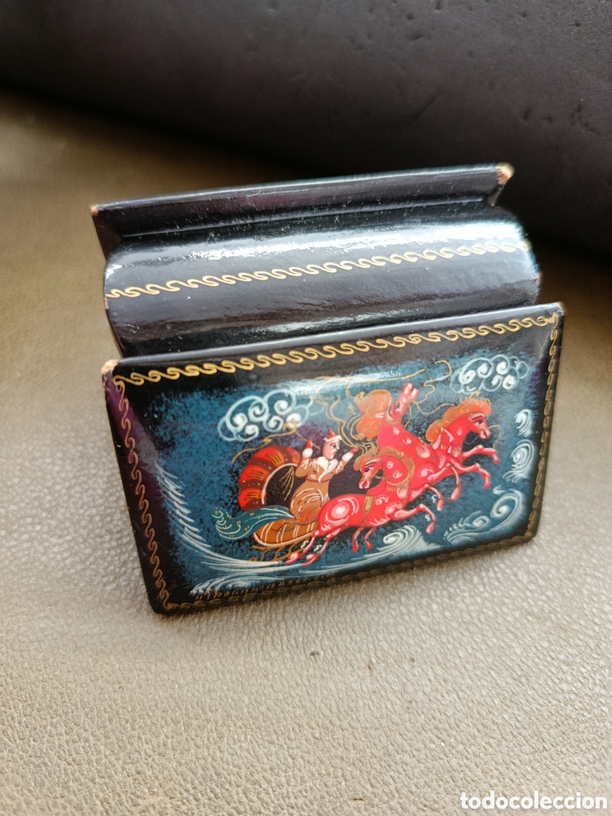 Antig&uuml;edades: Cajita rusa de madera lacada. 6,5cm x 4cm x 3cm