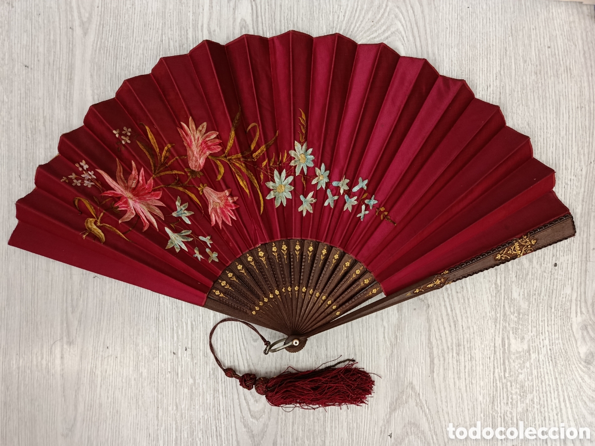 Antig&uuml;edades: Abanico de madera y seda bordada con flores.