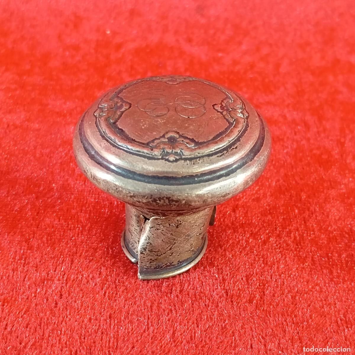 Antig&uuml;edades: ANTIGUO TAP&Oacute;N DE PLATA DE LEY PARA DECANTADOR - INICIALES GRAVADAS - 35 X 40 MM &Oslash; / 2871