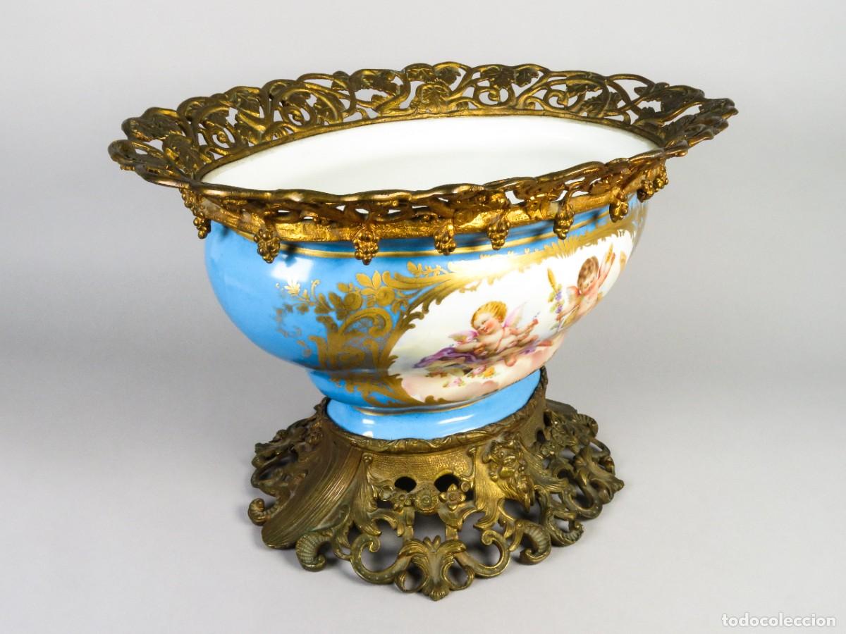 Antig&uuml;edades: Centro de porcelana Sevres montura bronce dorado al estilo Napole&oacute;n III siglo XIX