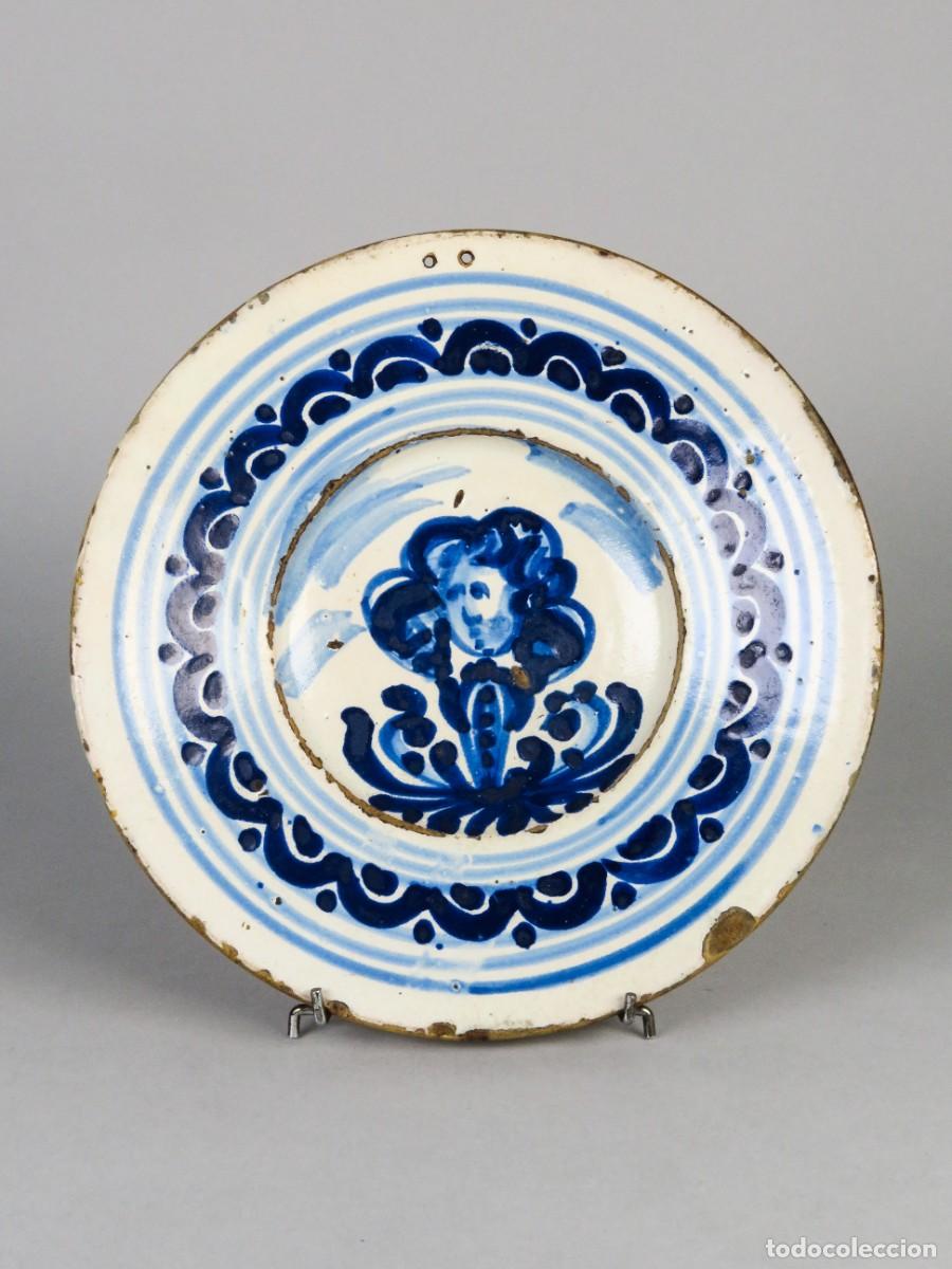 Antig&uuml;edades: Plato de cer&aacute;mica catalana en azul y blanco serie de Poblet siglo XVIII