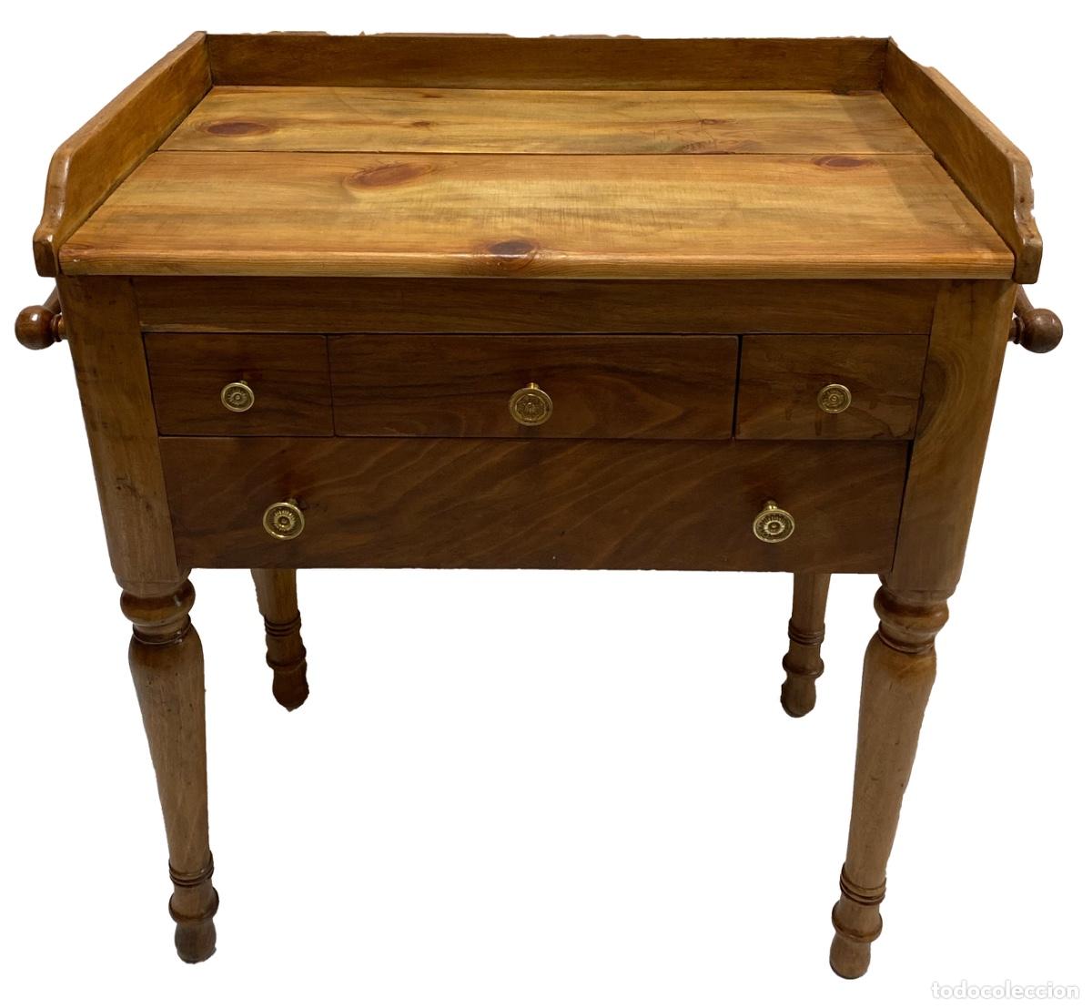 Antig&uuml;edades: Antiguo pupitre escritorio, mesa auxiliar de madera de nogal y pino y pomos de bronce. 72x60x40.