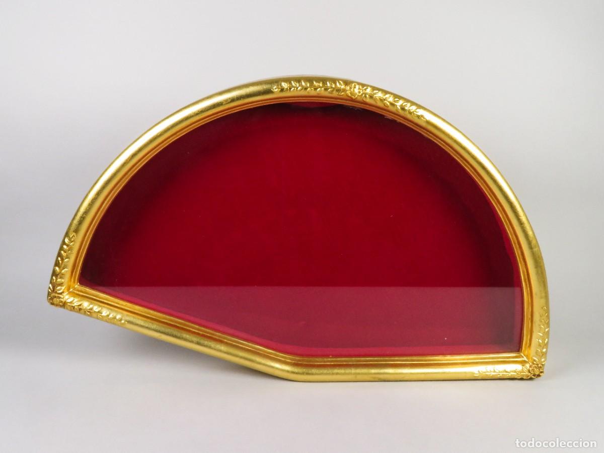 Antig&uuml;edades: Abaniquera de madera tallada y dorada interior forrado en terciopelo rojo siglo XX