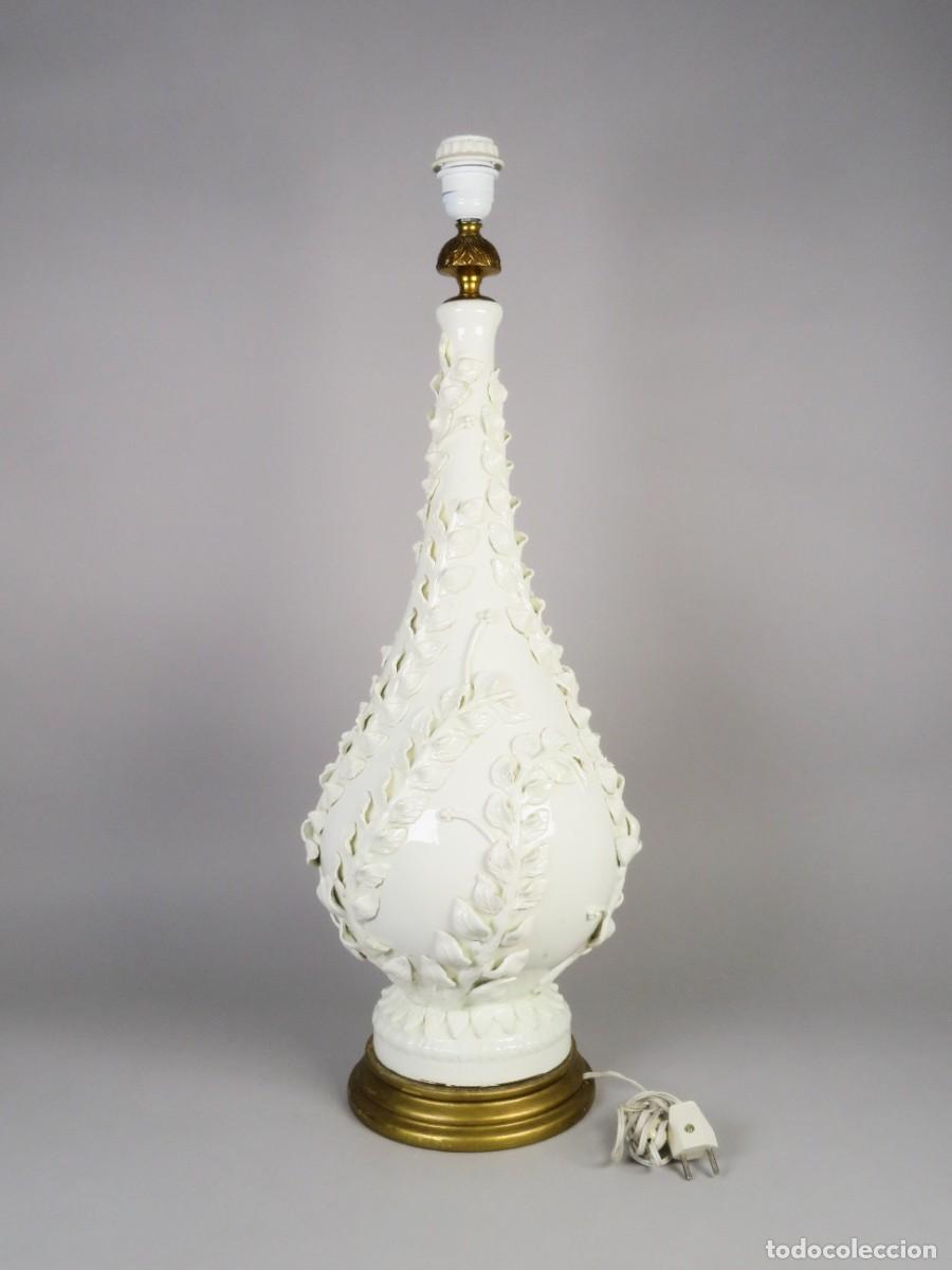 Antig&uuml;edades: L&aacute;mpara de sobremesa en cer&aacute;mica blanca esmaltada Manises mediados del siglo XX