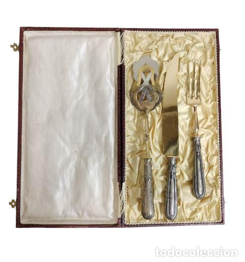 Antig&uuml;edades: SET DE CUBERTER&Iacute;A DE TRES PIEZAS. PLATA Y P&Aacute;TINA DORADA. EUROPA. SIGLO XX.