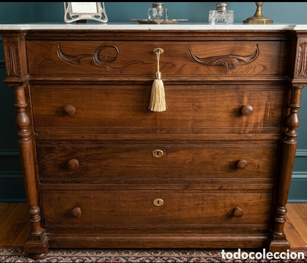 Antig&uuml;edades: Magn&iacute;fica c&oacute;moda de nogal con m&aacute;rmol