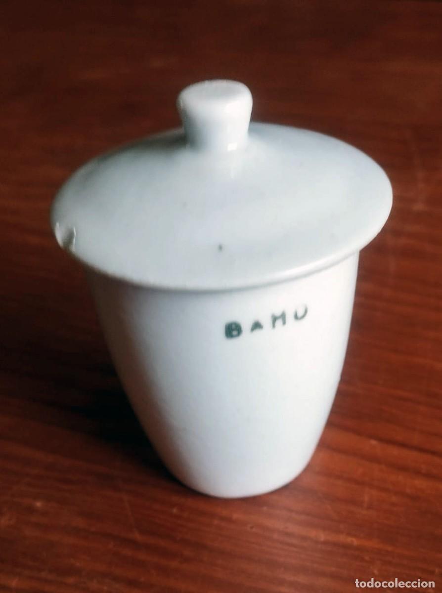 Antig&uuml;edades: Crisol de laboratorio de porcelana con tapa