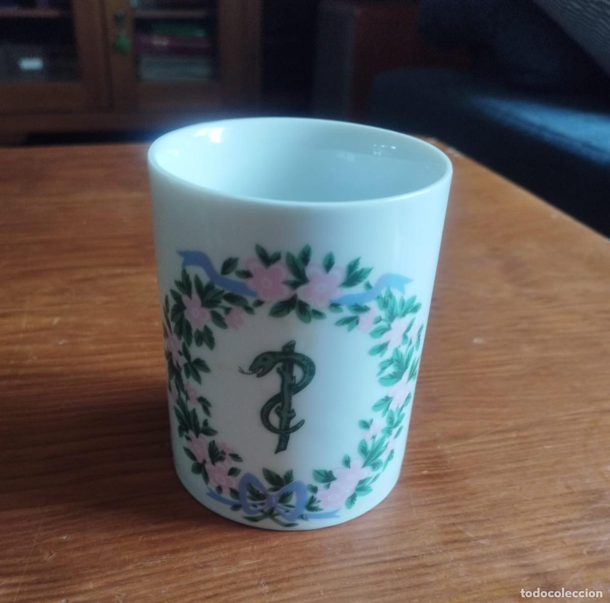 Antig&uuml;edades: Vaso de farmacia de porcelana. Porcelana Santa Clara (Mois&eacute;s &Aacute;lvarez e Hijos) en Vigo. 1963.