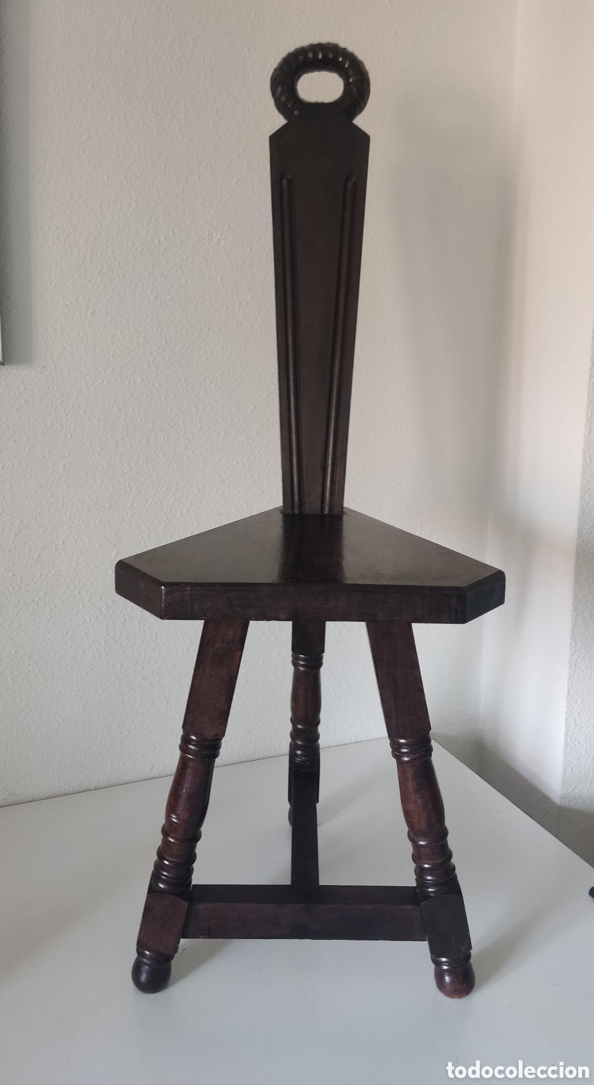 Antig&uuml;edades: SILLA MADERA ANTIGUA TRES PATAS