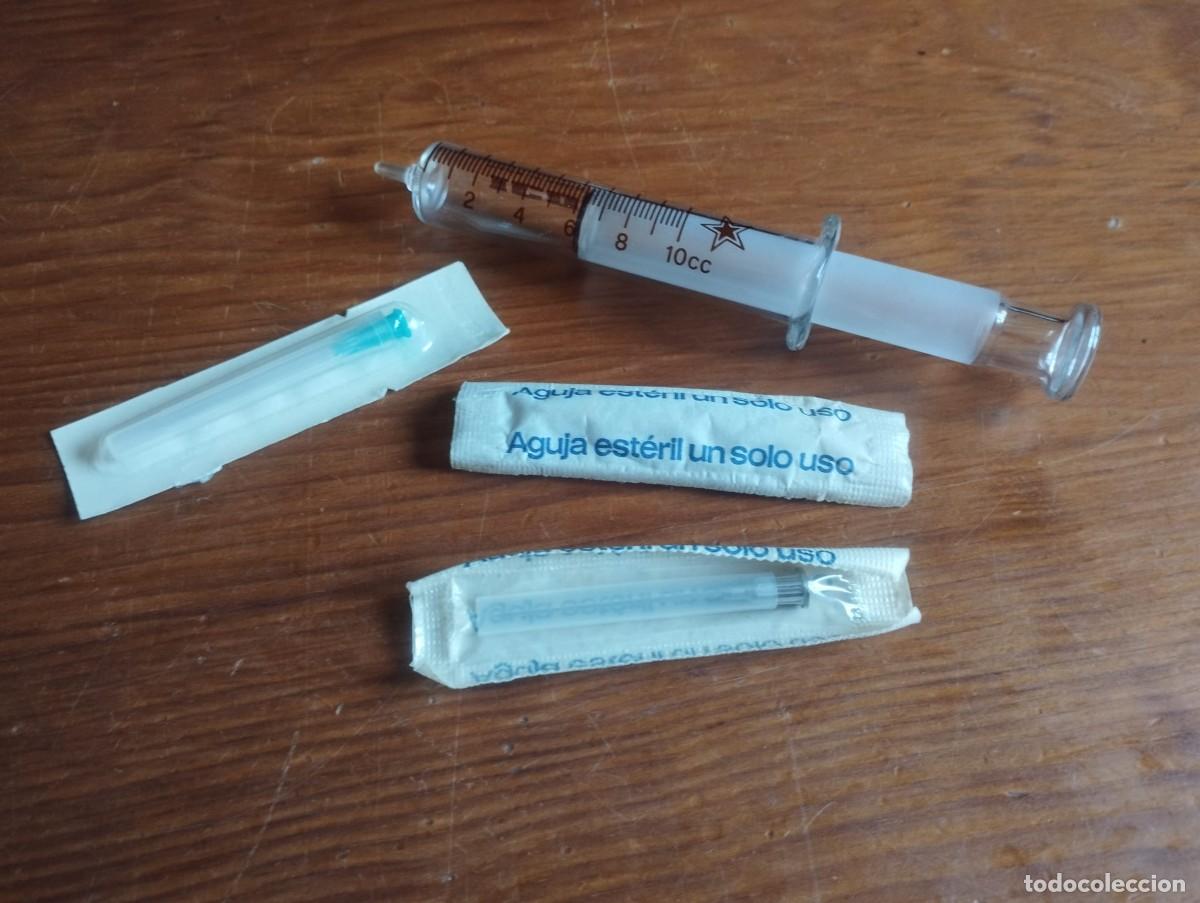 Antig&uuml;edades: jeringa de cristal reutilizable de 10 cc y varias agujas hipod&eacute;rmicas est&eacute;riles de un solo uso.