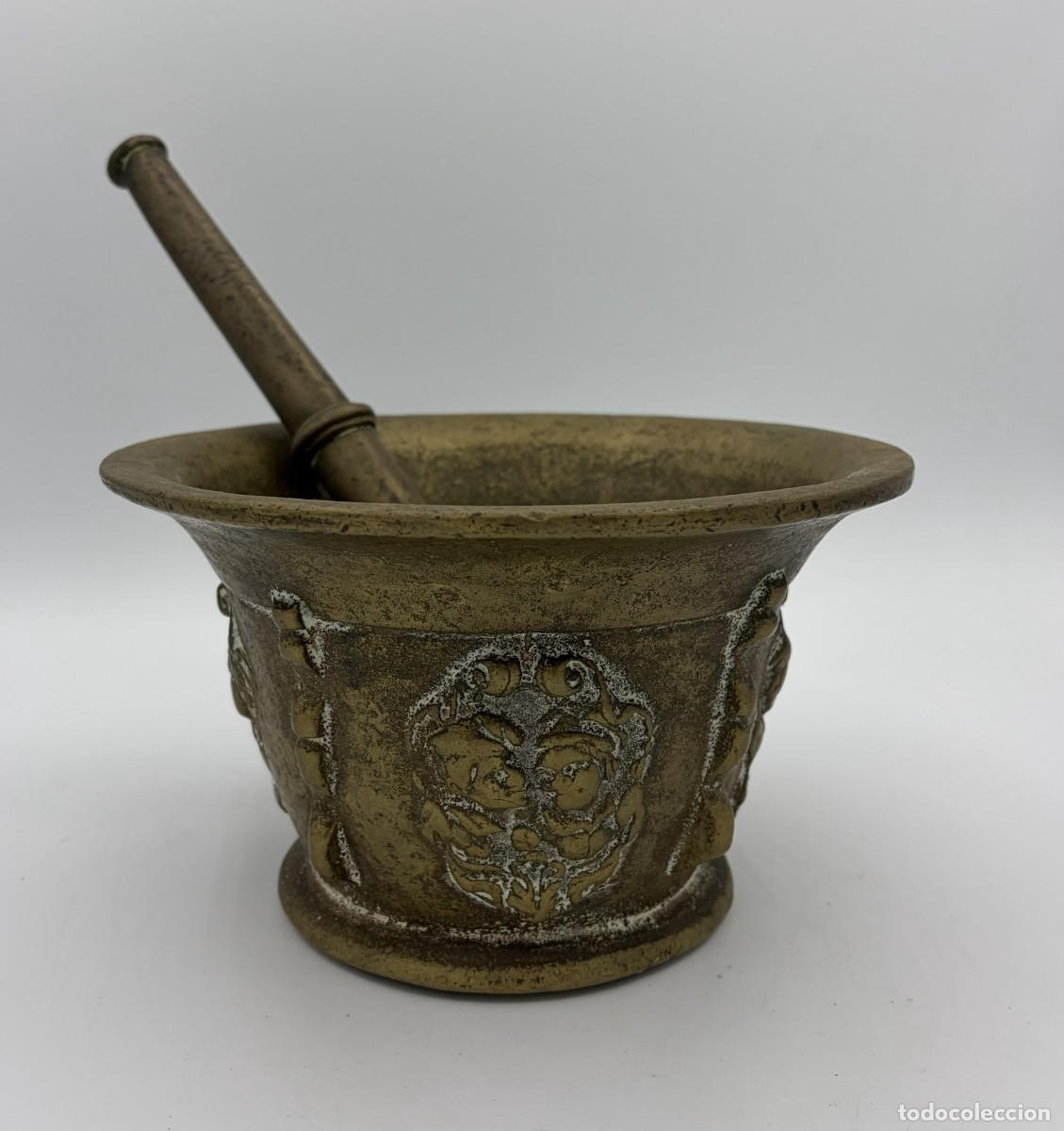 Antig&uuml;edades: Gran almirez de bronce con su mano o maja original