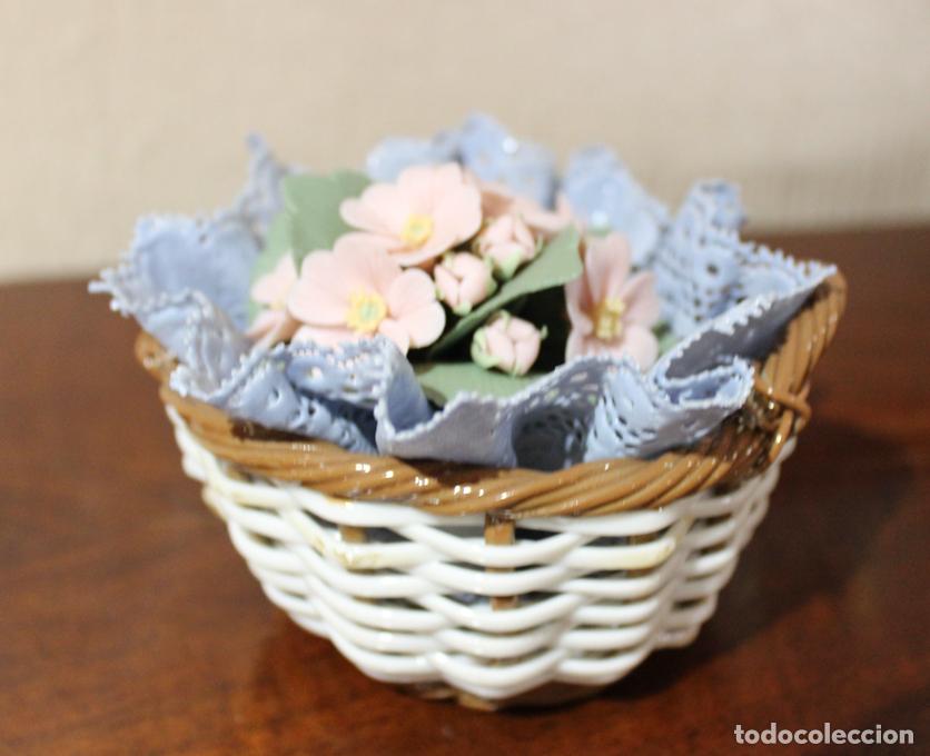 Antig&uuml;edades: REF: 01001554.3 &ldquo;CESTO PEQUE&Ntilde;O CON FLORES GRIS&rdquo; LLADR&Oacute;