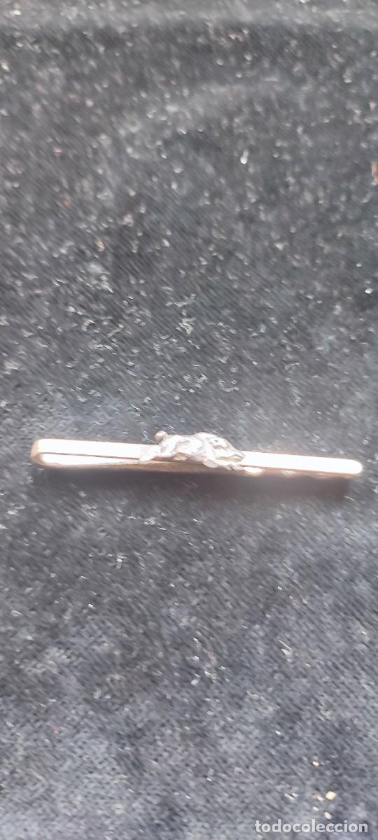 Antig&uuml;edades: Pilla corbatas de plata de ley con la figura de un jabal&iacute; corriendo