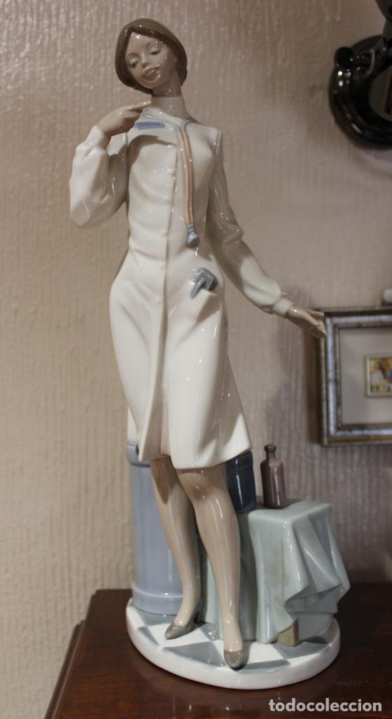 Antig&uuml;edades: Figura de m&eacute;dico / m&eacute;dica / doctora de Lladr&oacute;