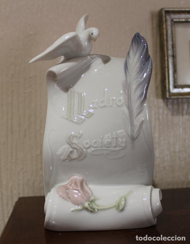 Antig&uuml;edades: FIGURA PORCELANA PERGAMINO 'LLADR&Oacute; SOCIETY'. LLADR&Oacute; SIGLO XX