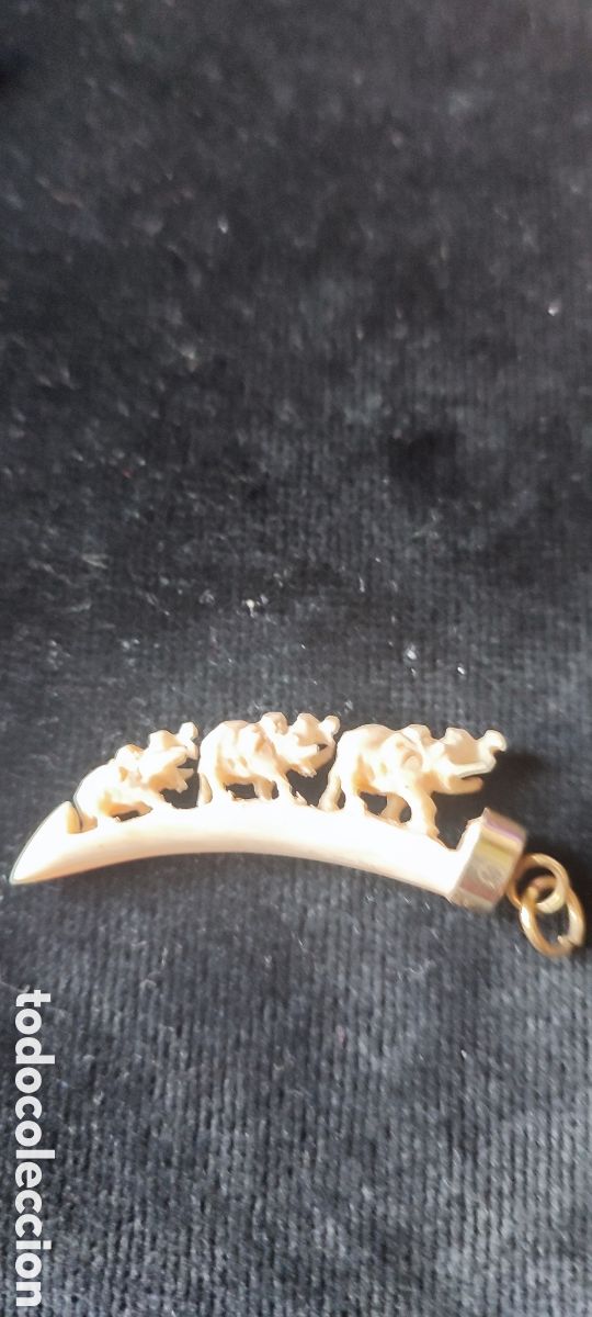 Antig&uuml;edades: Antiguo colgante de marfil tallado con elefantes