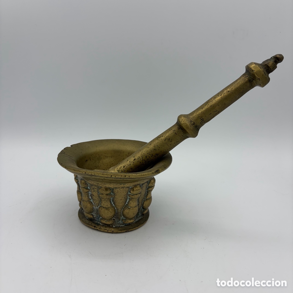 Antig&uuml;edades: Almirez de cobre con nueve costillas