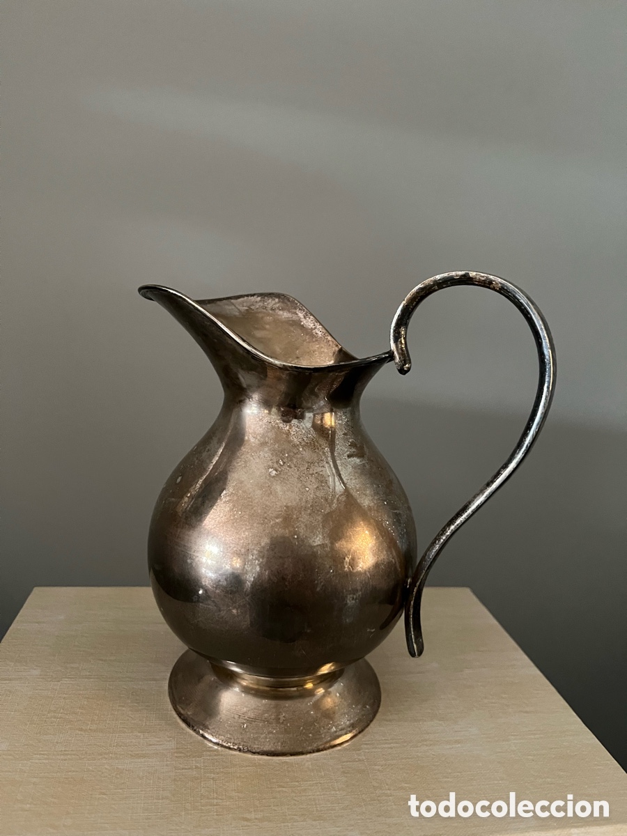 Antig&uuml;edades: Jarra antigua decorativa de lat&oacute;n