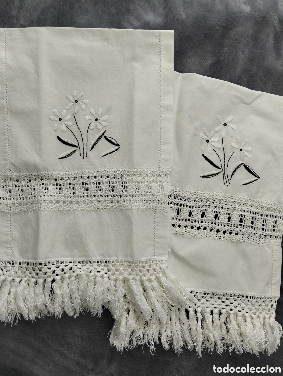 Antig&uuml;edades: juego de toallas de lino decoradas con bordado de Lagartera, encaje de crochet y largos flecos