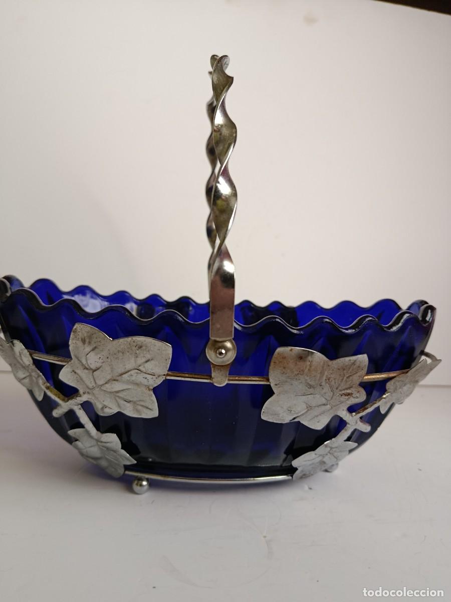 Antig&uuml;edades: CESTA VINTAGE DE METAL Y CRISTAL AZUL.
